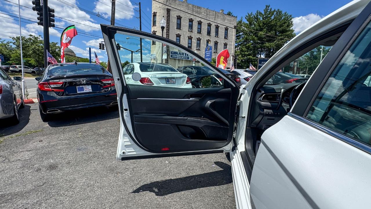 Toyota Camry SE Auto (Natl) 2021