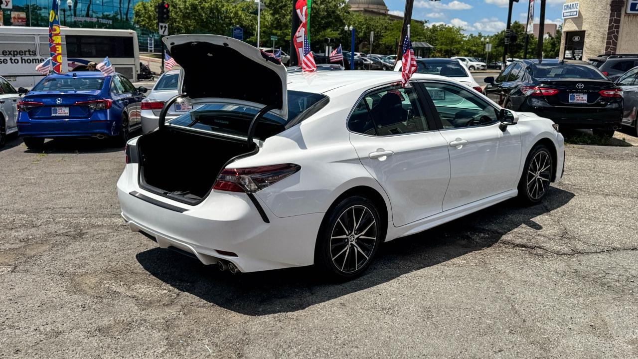 Toyota Camry SE Auto (Natl) 2021