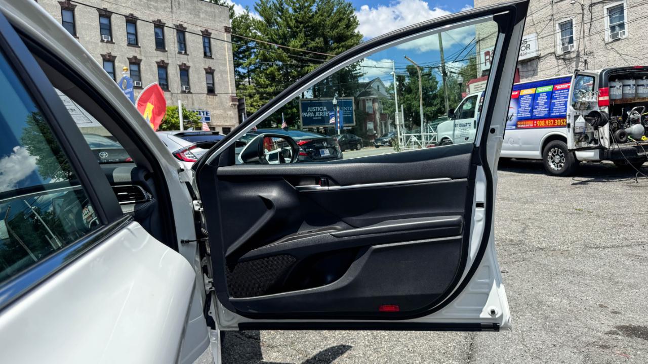 Toyota Camry SE Auto (Natl) 2021