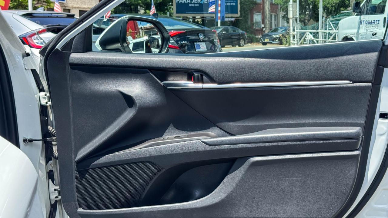 Toyota Camry SE Auto (Natl) 2021