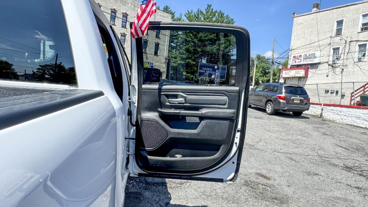 RAM 1500 Big Horn 4x4 Crew Cab 5'7" Box 2023