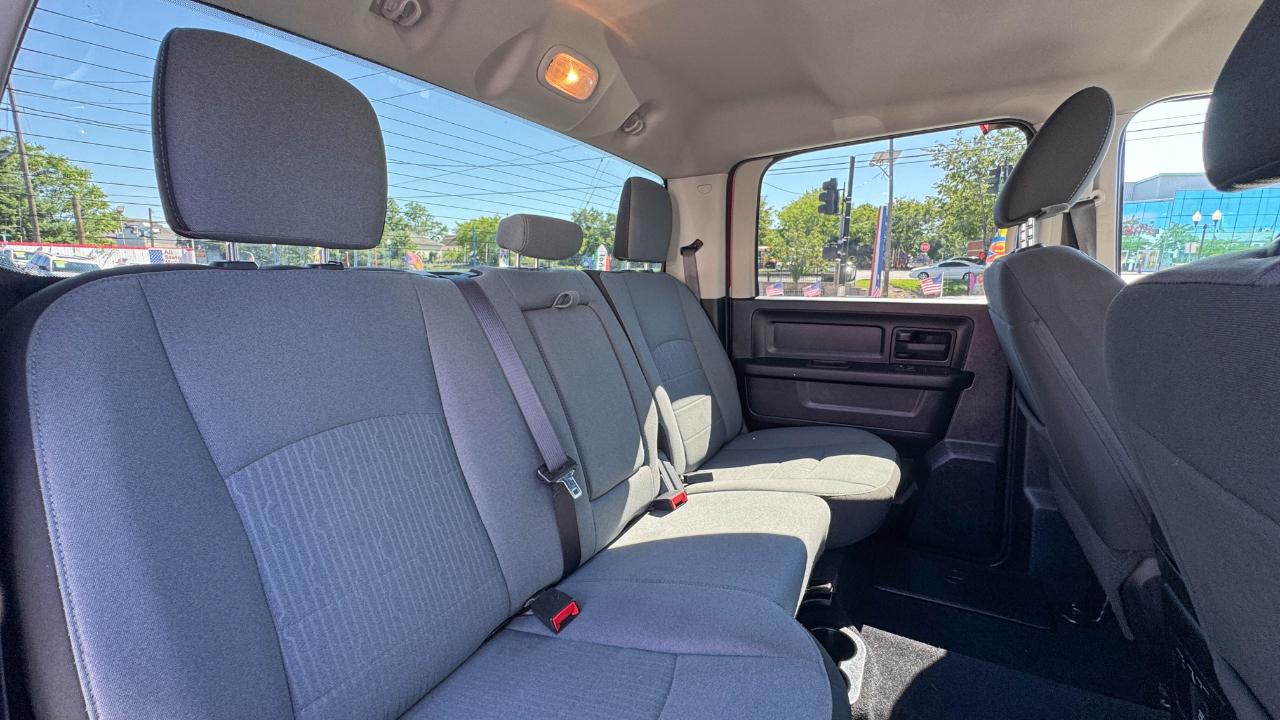 RAM 1500 Classic Express 4x4 Crew Cab 5'7" Box 2022