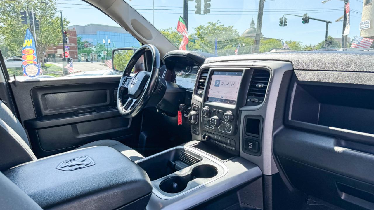 RAM 1500 Classic Express 4x4 Crew Cab 5'7" Box 2022