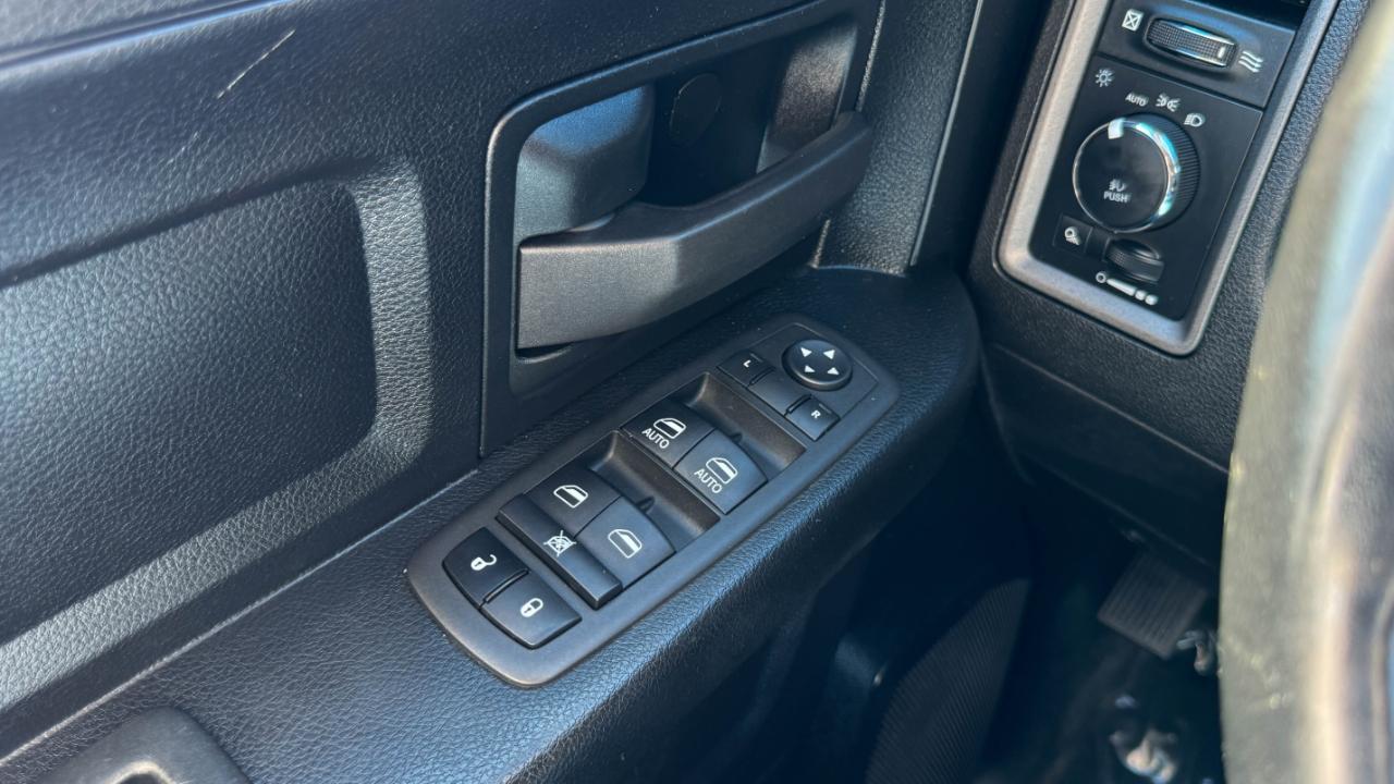RAM 1500 Classic Express 4x4 Crew Cab 5'7" Box 2022