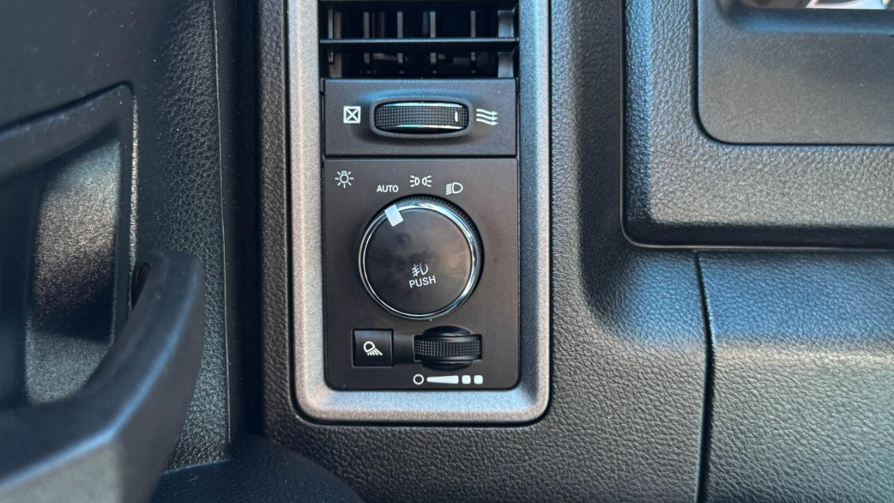 RAM 1500 Classic Express 4x4 Crew Cab 5'7" Box 2022