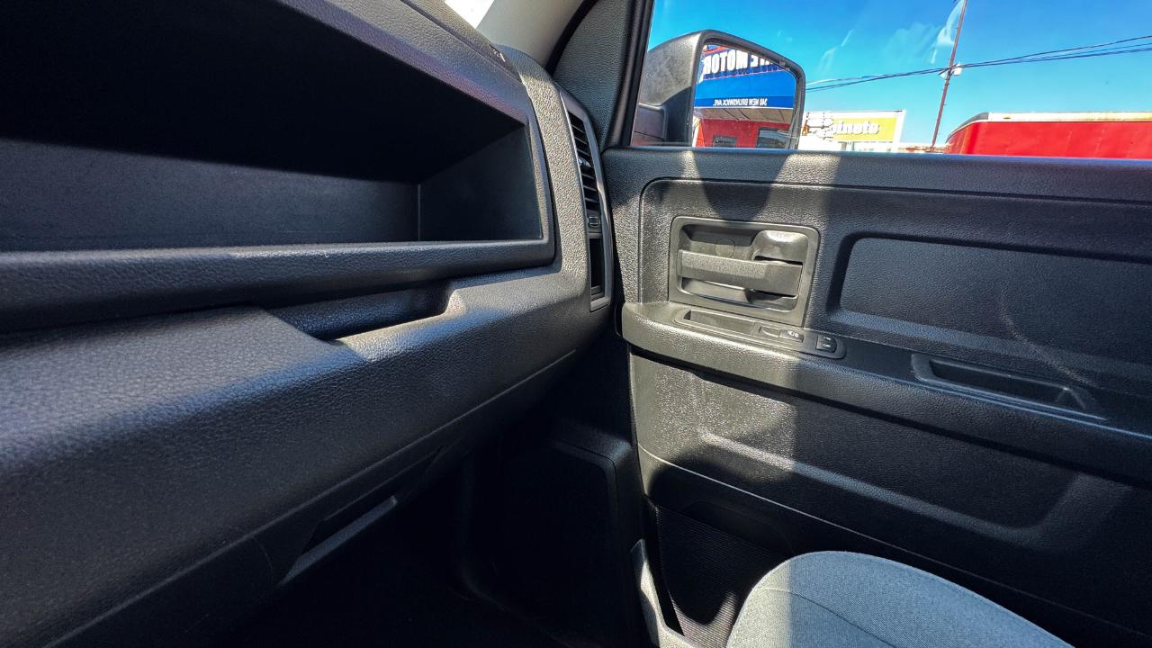 RAM 1500 Classic Express 4x4 Crew Cab 5'7" Box 2022