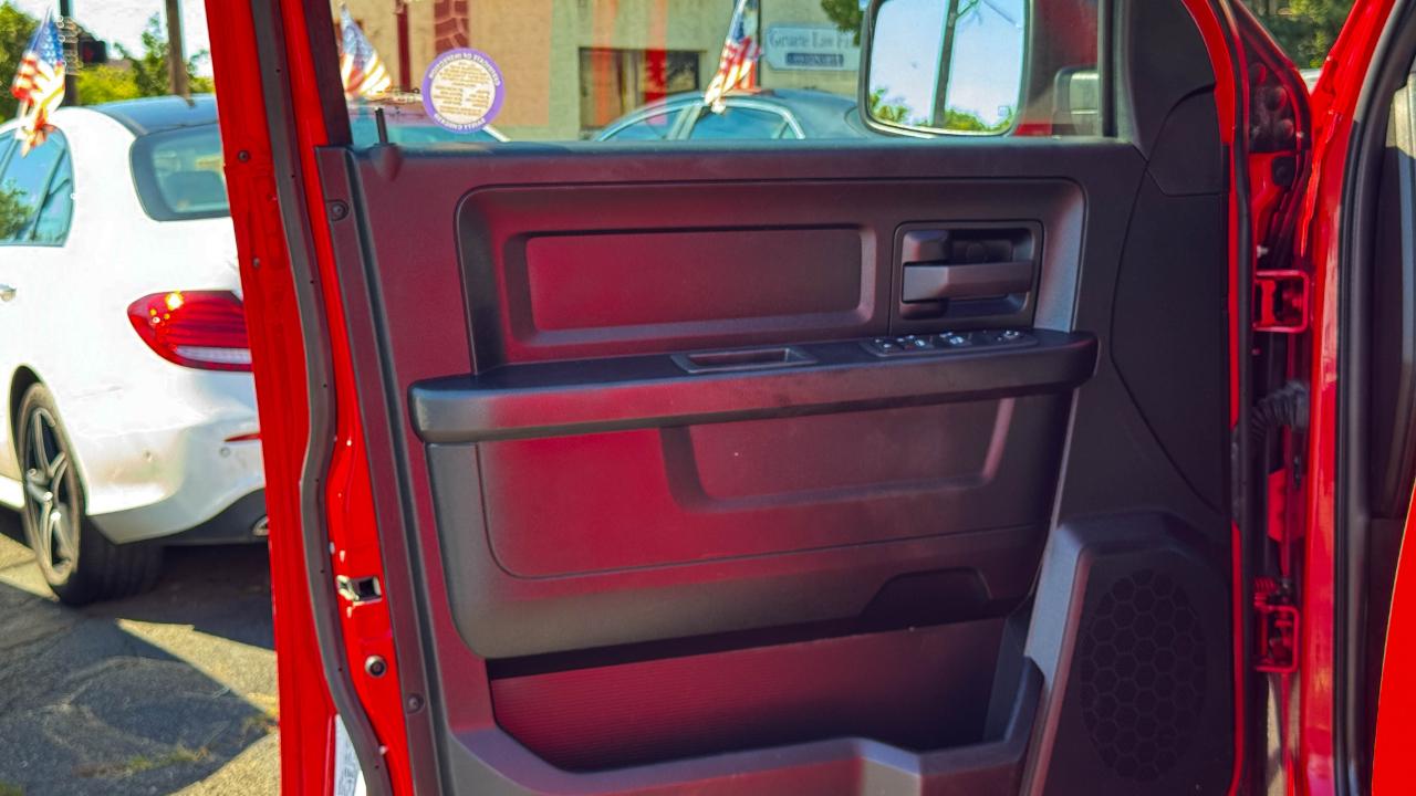 RAM 1500 Classic Express 4x4 Crew Cab 5'7" Box 2022
