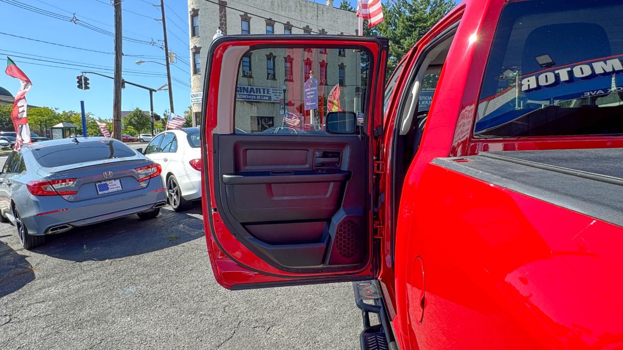 RAM 1500 Classic Express 4x4 Crew Cab 5'7" Box 2022