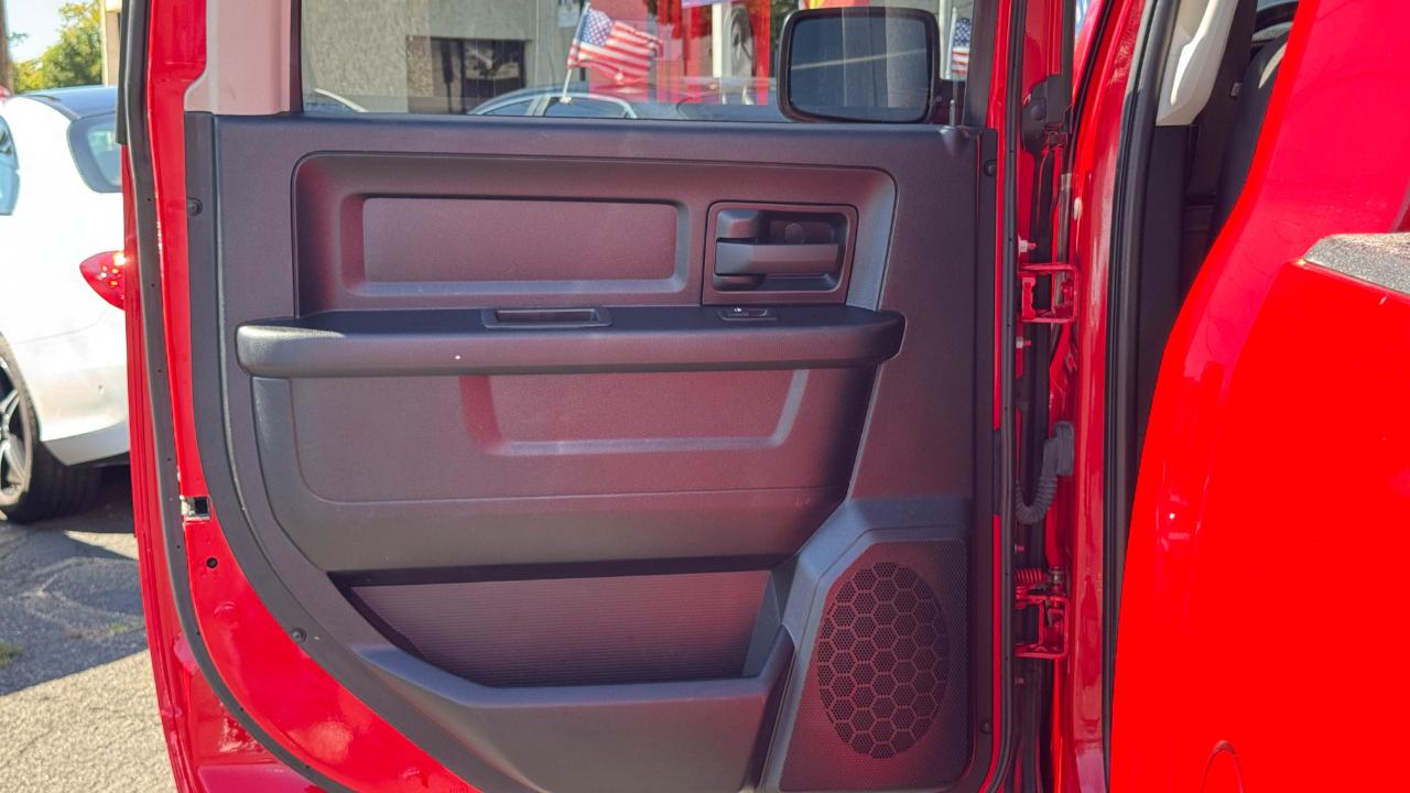 RAM 1500 Classic Express 4x4 Crew Cab 5'7" Box 2022