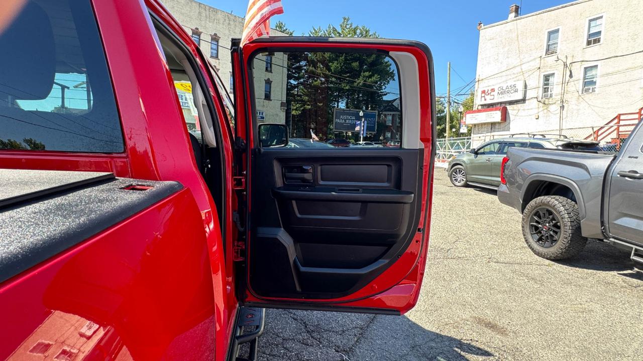 RAM 1500 Classic Express 4x4 Crew Cab 5'7" Box 2022
