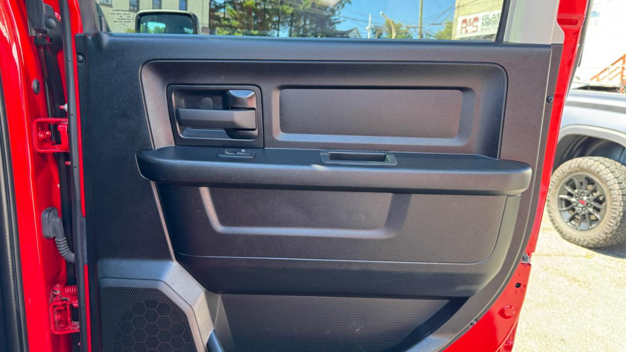 RAM 1500 Classic Express 4x4 Crew Cab 5'7" Box 2022