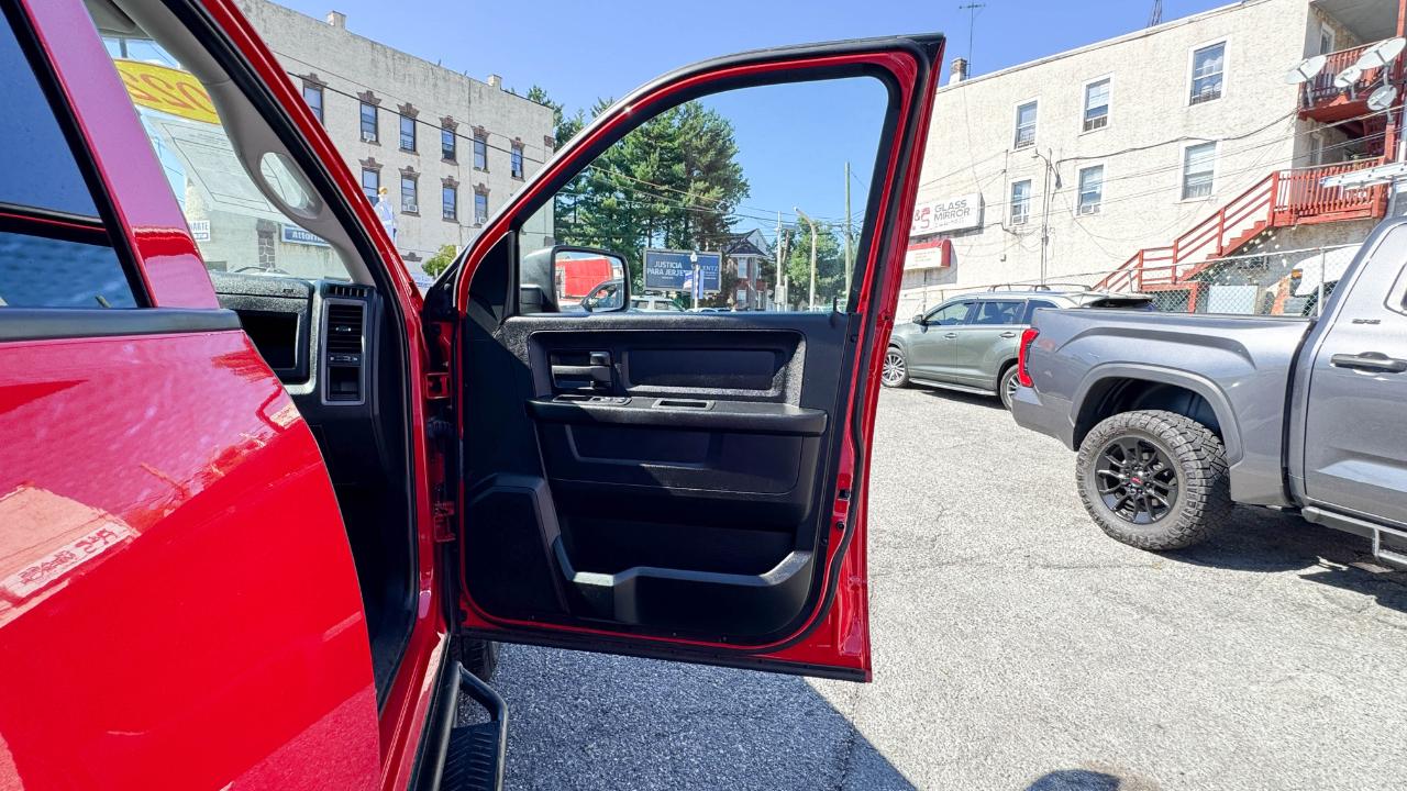 RAM 1500 Classic Express 4x4 Crew Cab 5'7" Box 2022