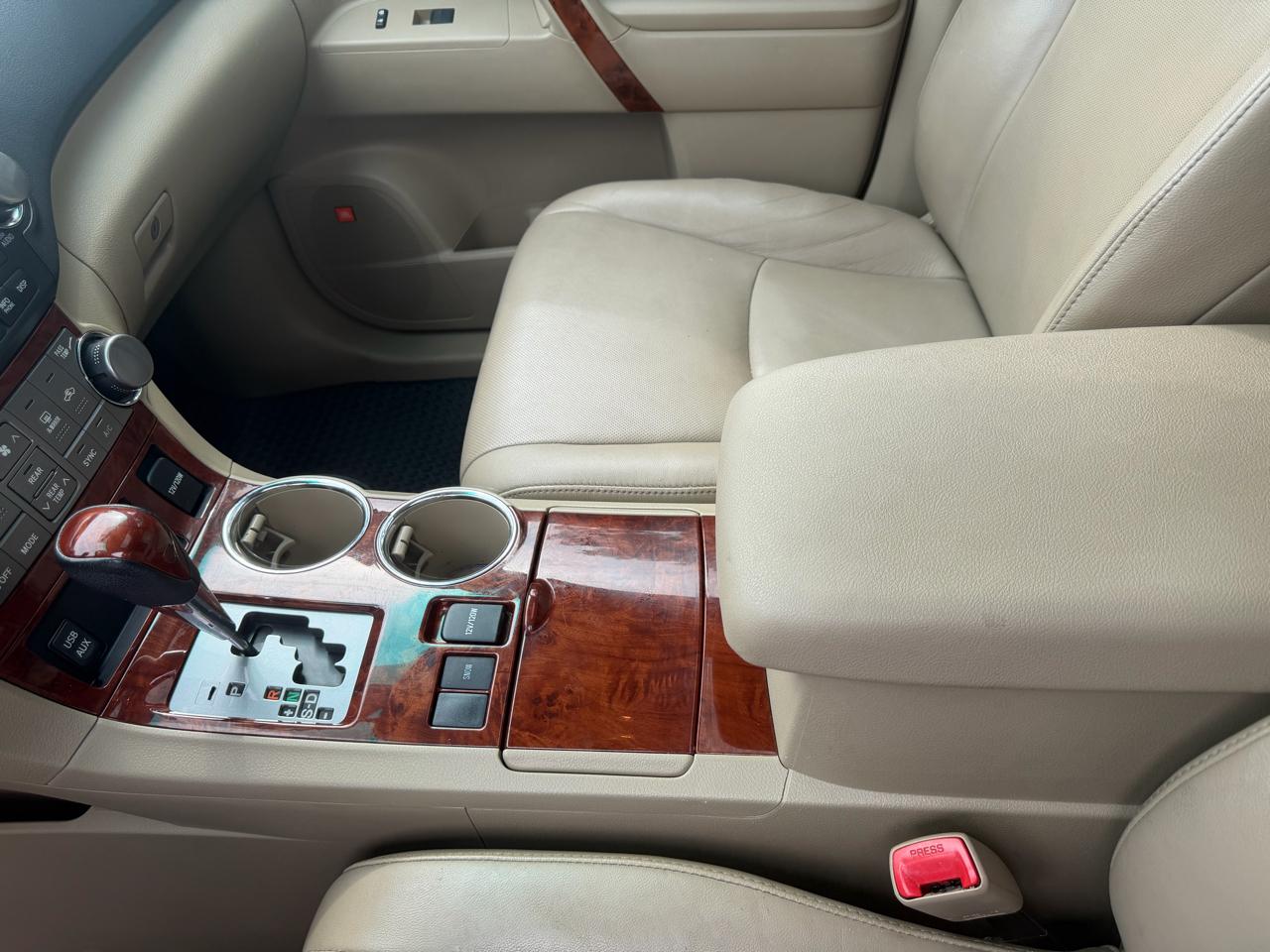 Toyota Highlander Limited 2WD 2011