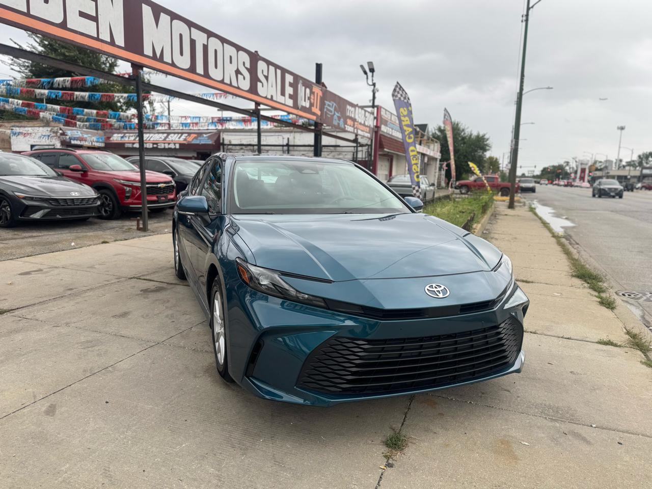 Toyota Camry Hybrid XLE 2025