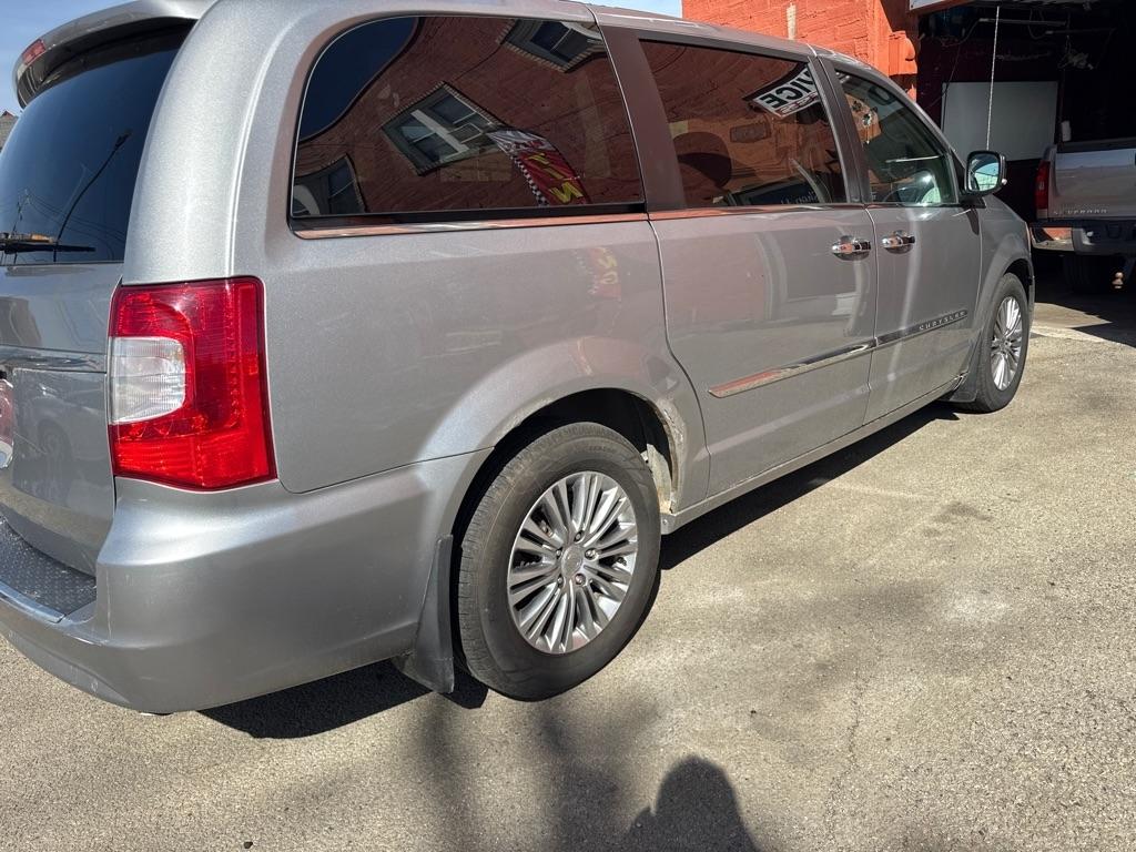 Chrysler Town & Country Touring L 2013