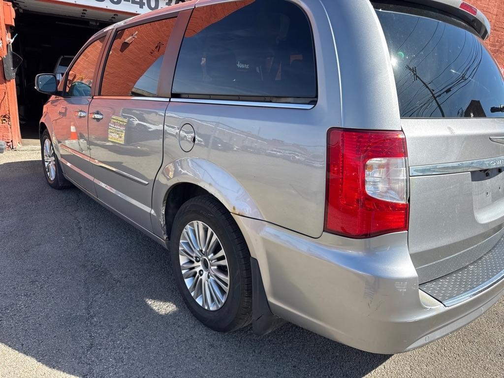 Chrysler Town & Country Touring L 2013