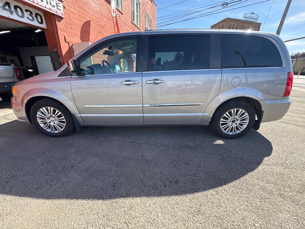 Chrysler Town & Country Touring L 2013