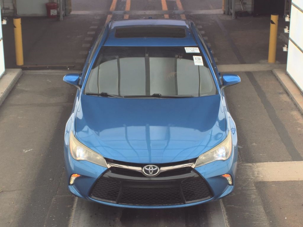 2016 Toyota Camry SE photo 2