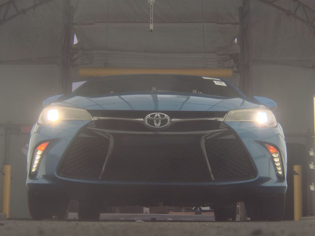 2016 Toyota Camry SE photo 3