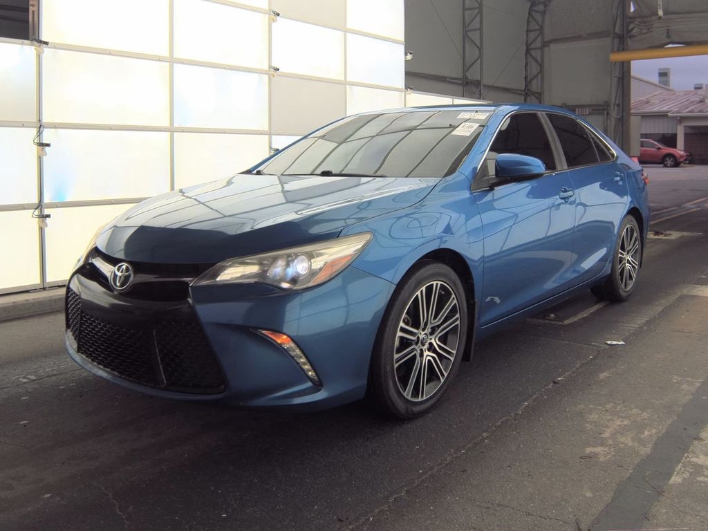 2016 Toyota Camry SE photo 4