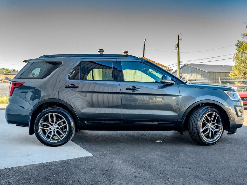 Ford Explorer photo 2