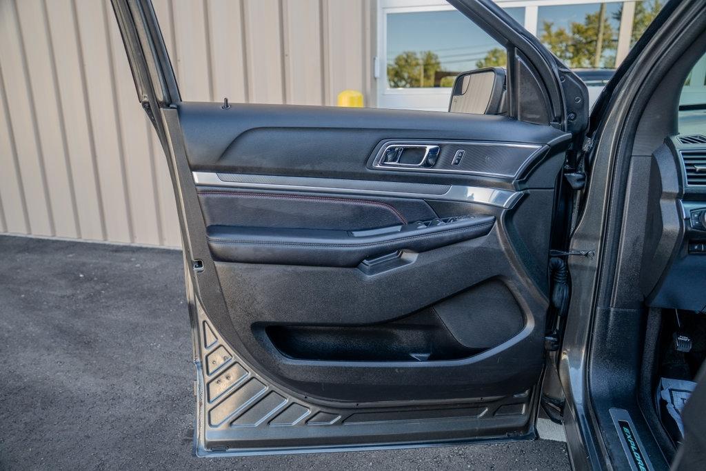 Ford Explorer photo 11