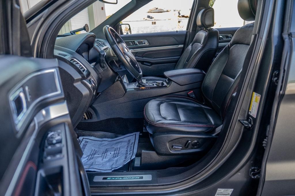 Ford Explorer photo 12