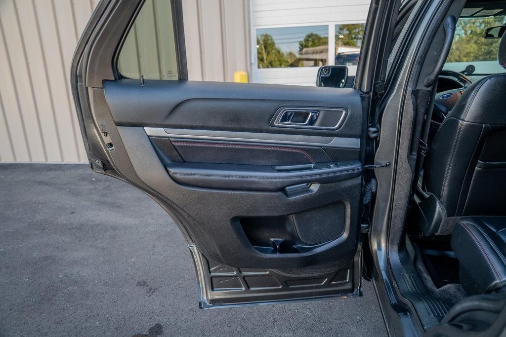 Ford Explorer photo 15