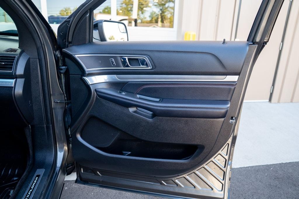 Ford Explorer photo 23