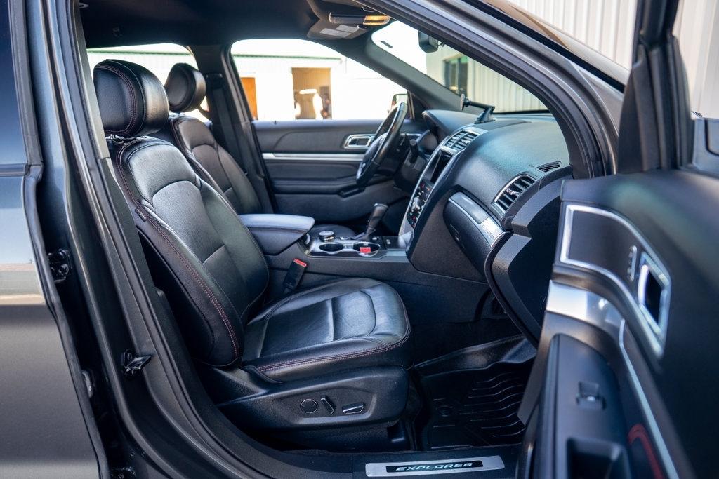 Ford Explorer photo 25