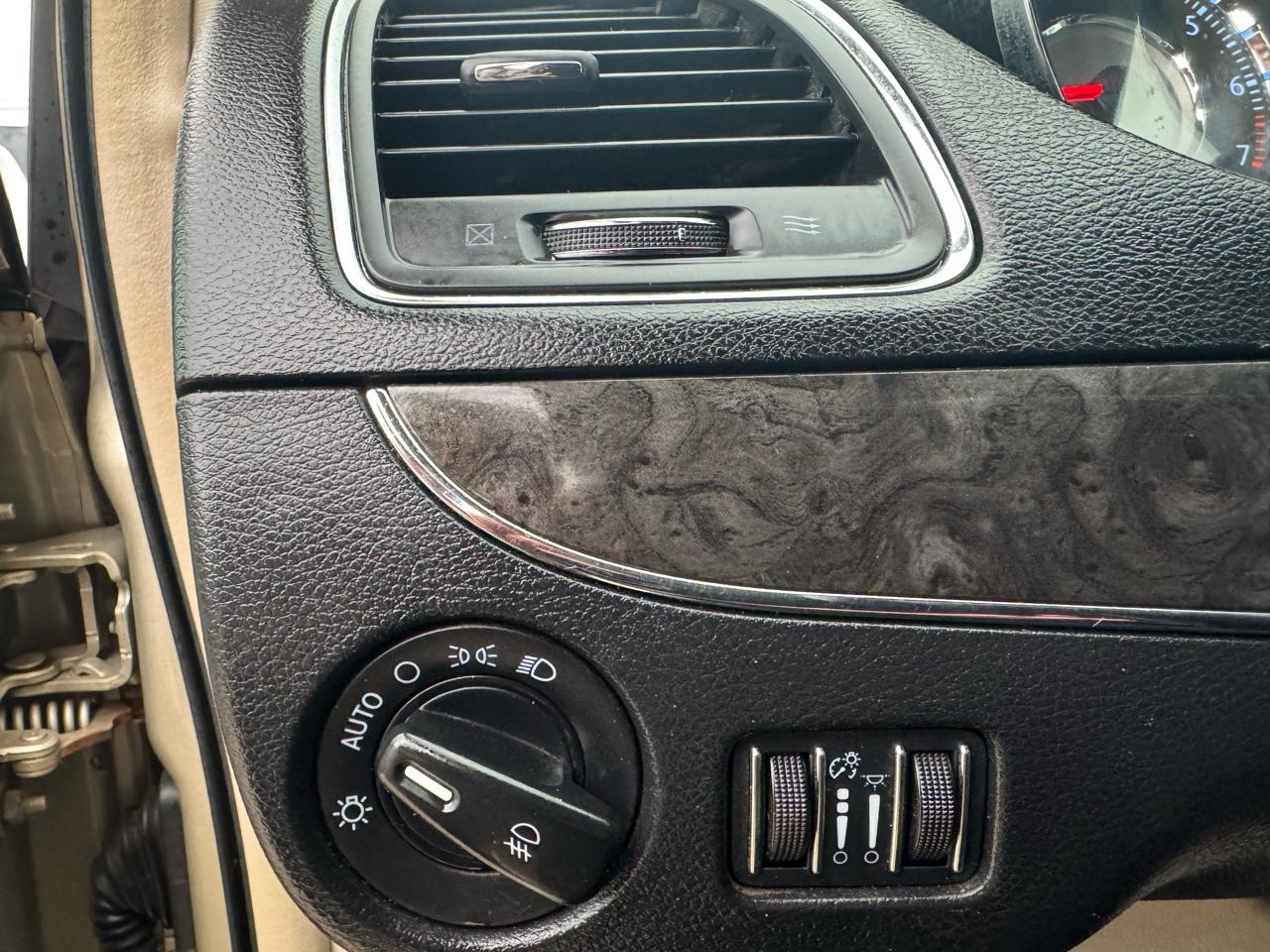 Chrysler Town & Country Touring 2012