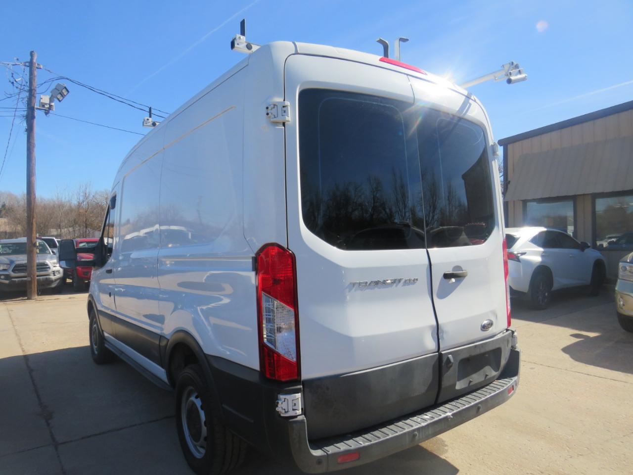 Ford Transit 250 Van Med. Roof w/Sliding Pass. 130-in. WB 2017