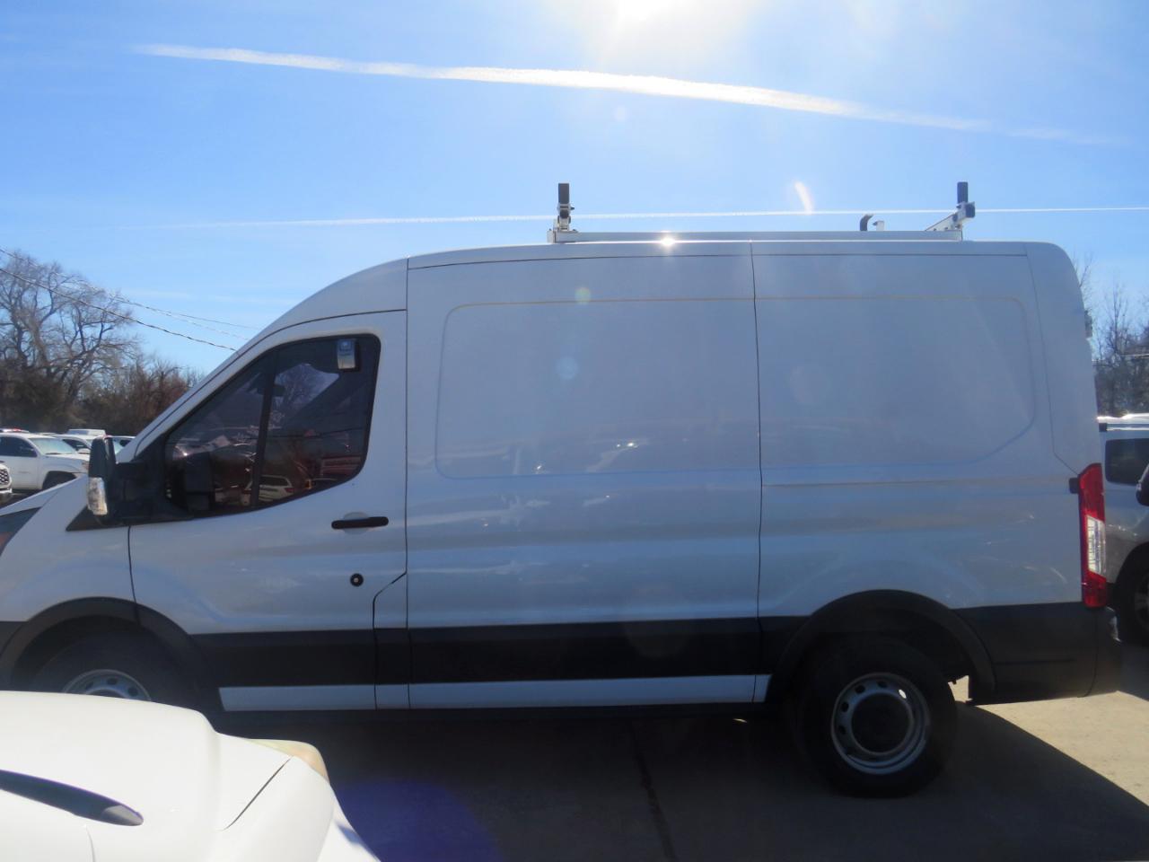 Ford Transit 250 Van Med. Roof w/Sliding Pass. 130-in. WB 2017