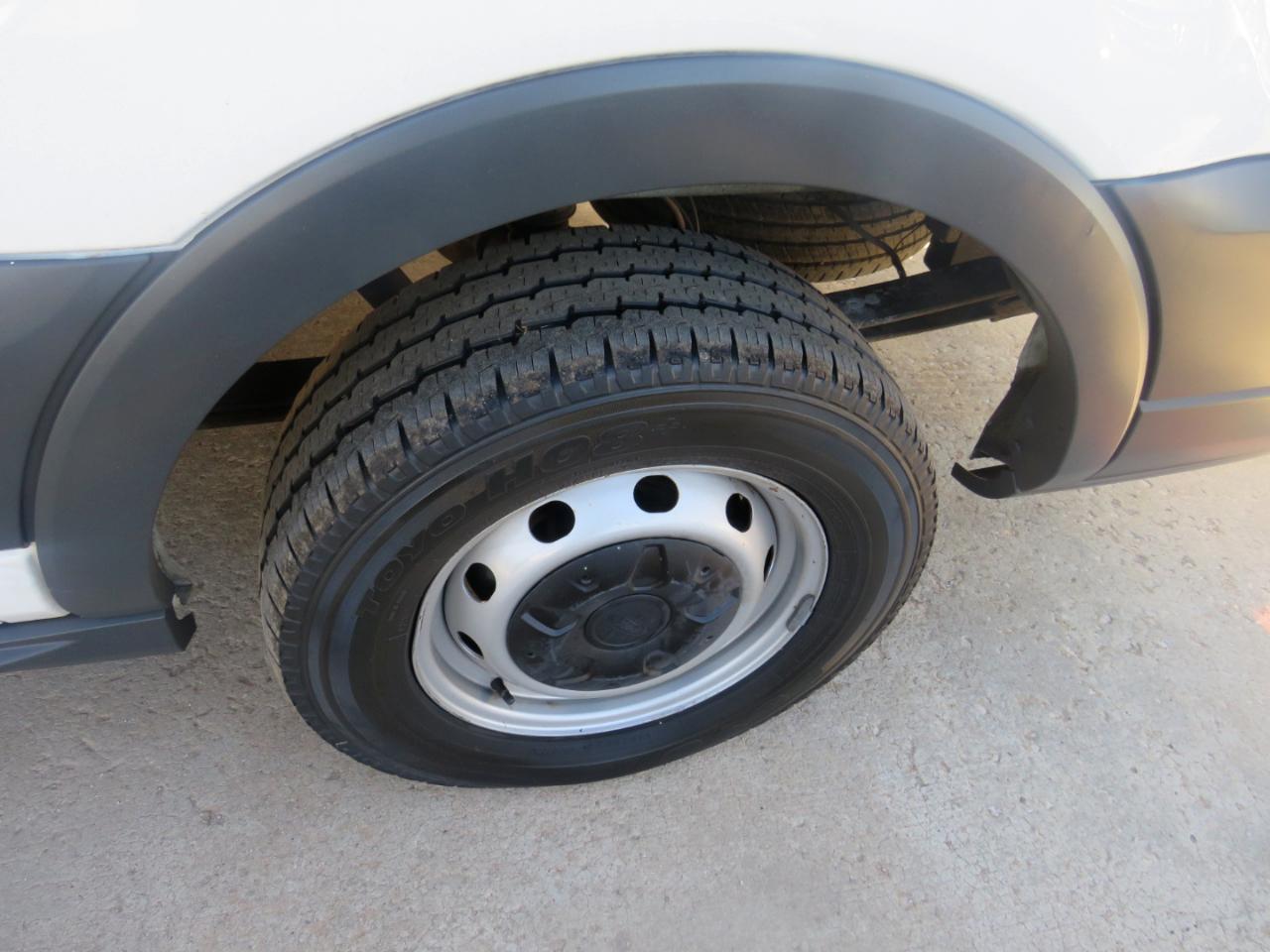 Ford Transit 250 Van Med. Roof w/Sliding Pass. 130-in. WB 2017