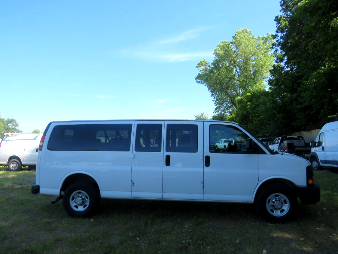 2011 Chevrolet Express LS 3500 photo 2