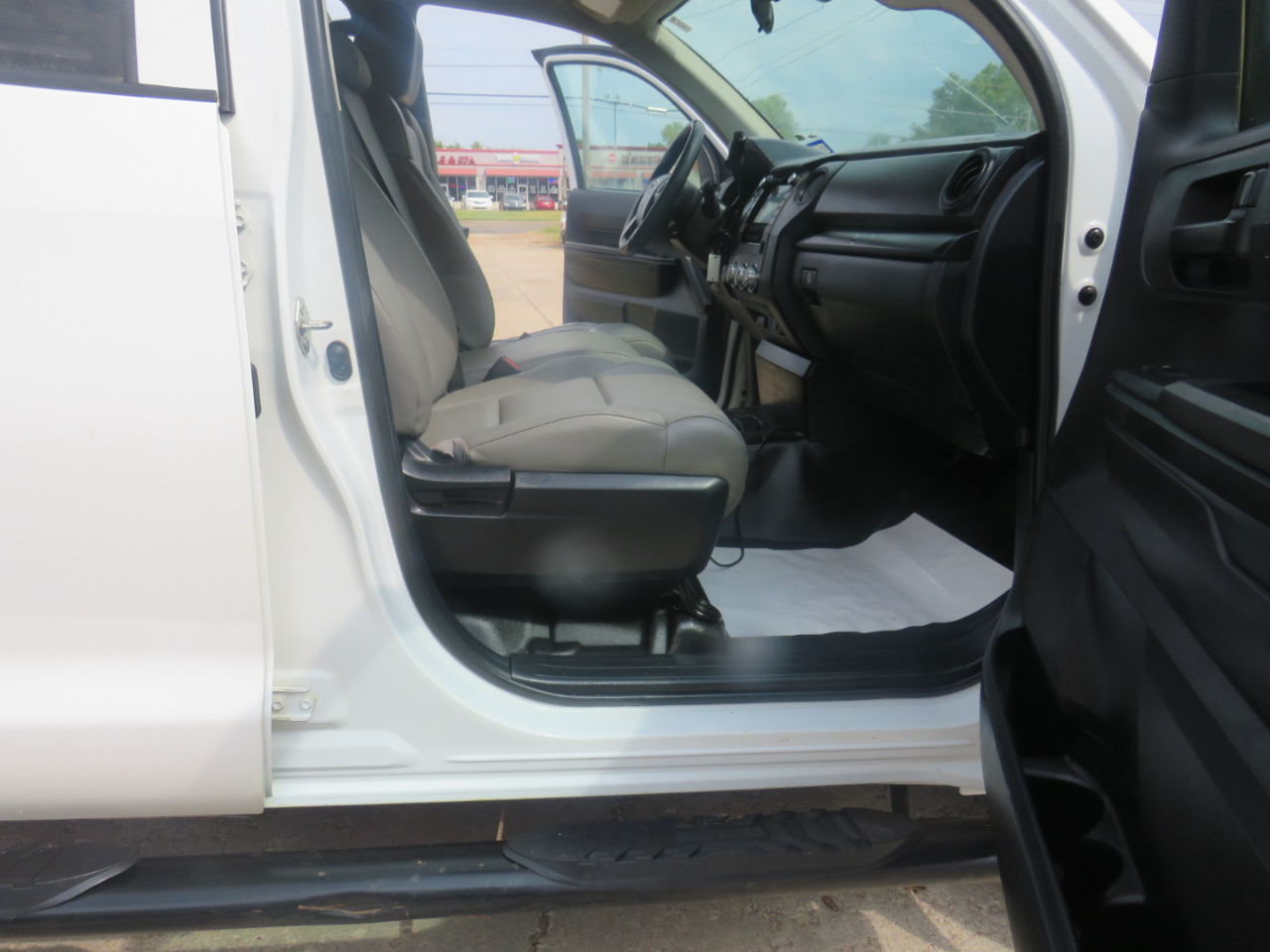 Toyota Tundra SR5 5.7L V8 Double Cab 4WD 2020 Toyota Tundra SR5 5.7L V8 Double Cab 4WD 2020