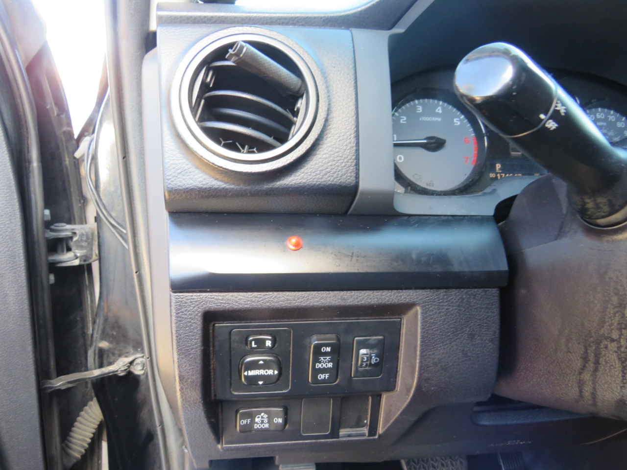 Toyota Tundra SR5 4.6L V8 Double Cab 2WD 2016