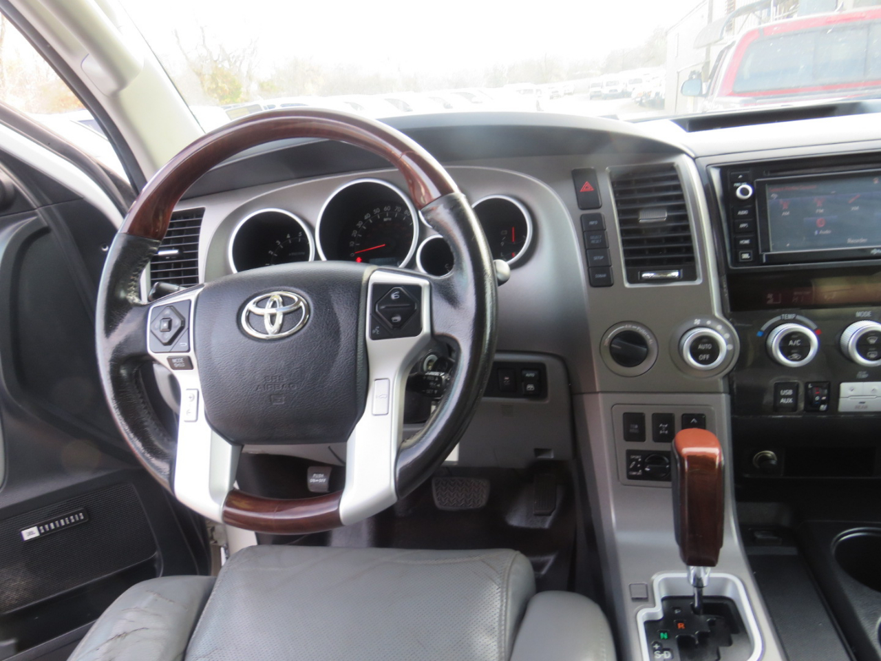 Toyota Sequoia Plantium 4WD FFV 2015