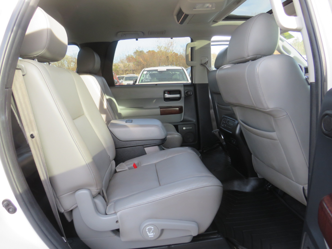 Toyota Sequoia Plantium 4WD FFV 2015