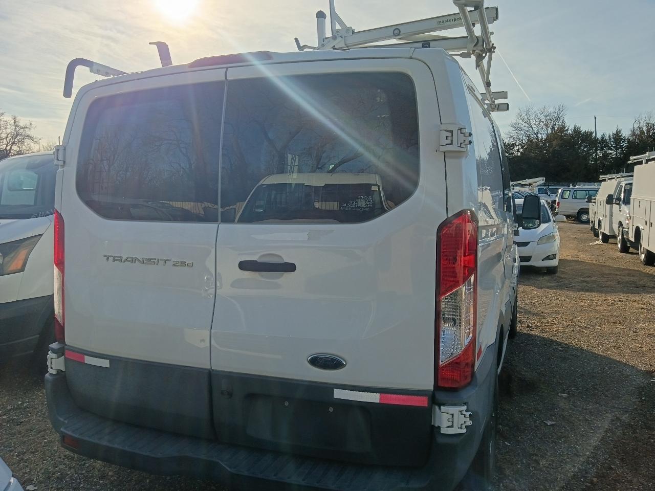 Ford Transit 250 Van Low Roof 60/40 Pass.130-in. WB 2016