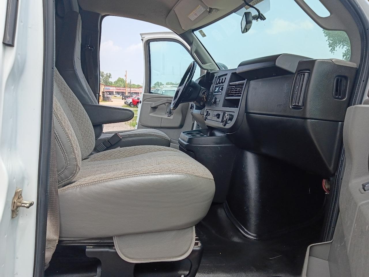 GMC Savana G3500 139 in. 2022