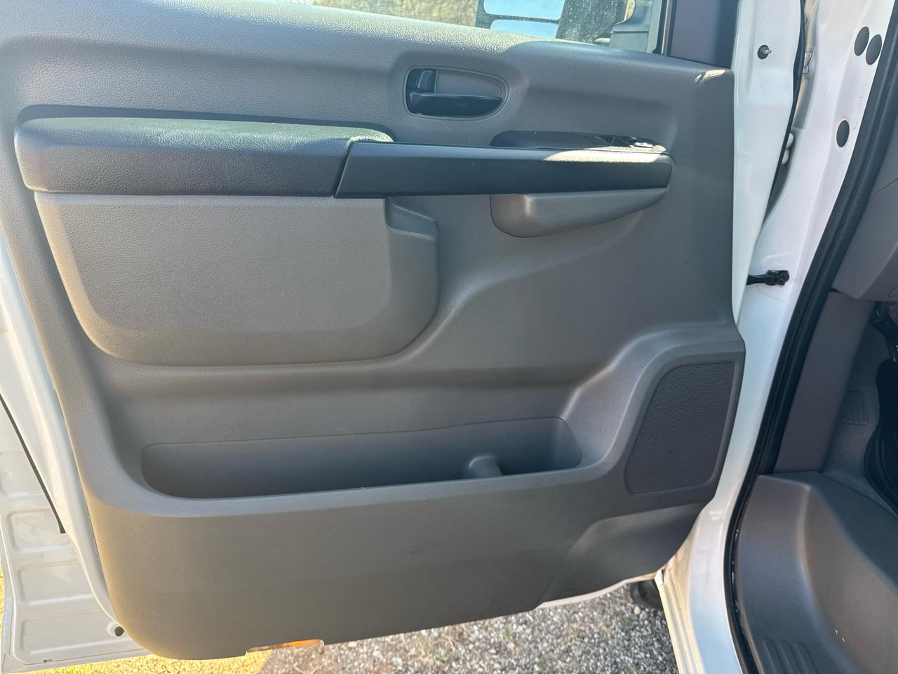 Nissan NV Passenger 3500 S V8 2016