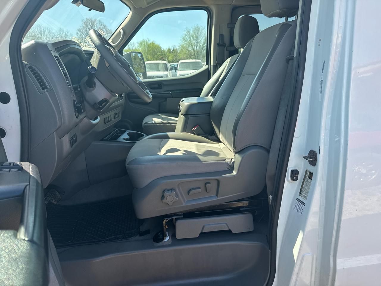 Nissan NV Passenger 3500 S V8 2016