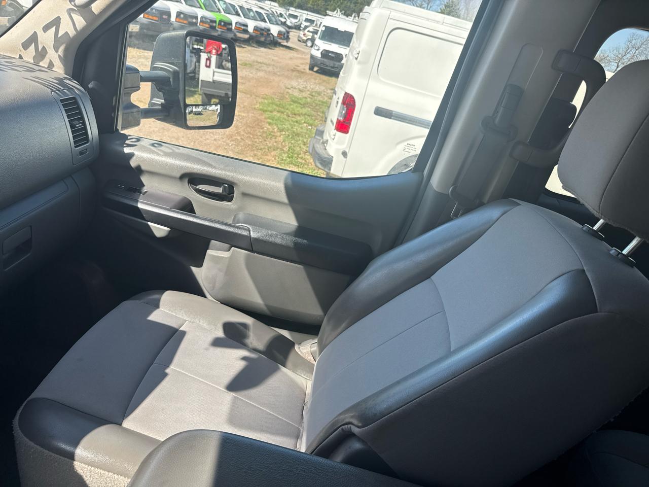 Nissan NV Passenger 3500 S V8 2016