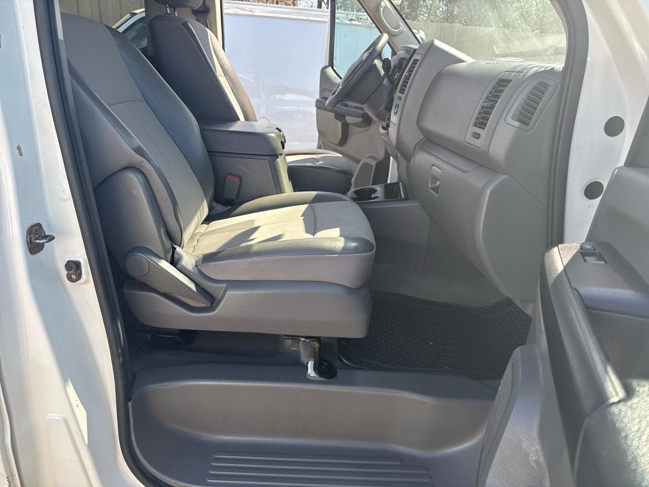 Nissan NV Passenger 3500 S V8 2016