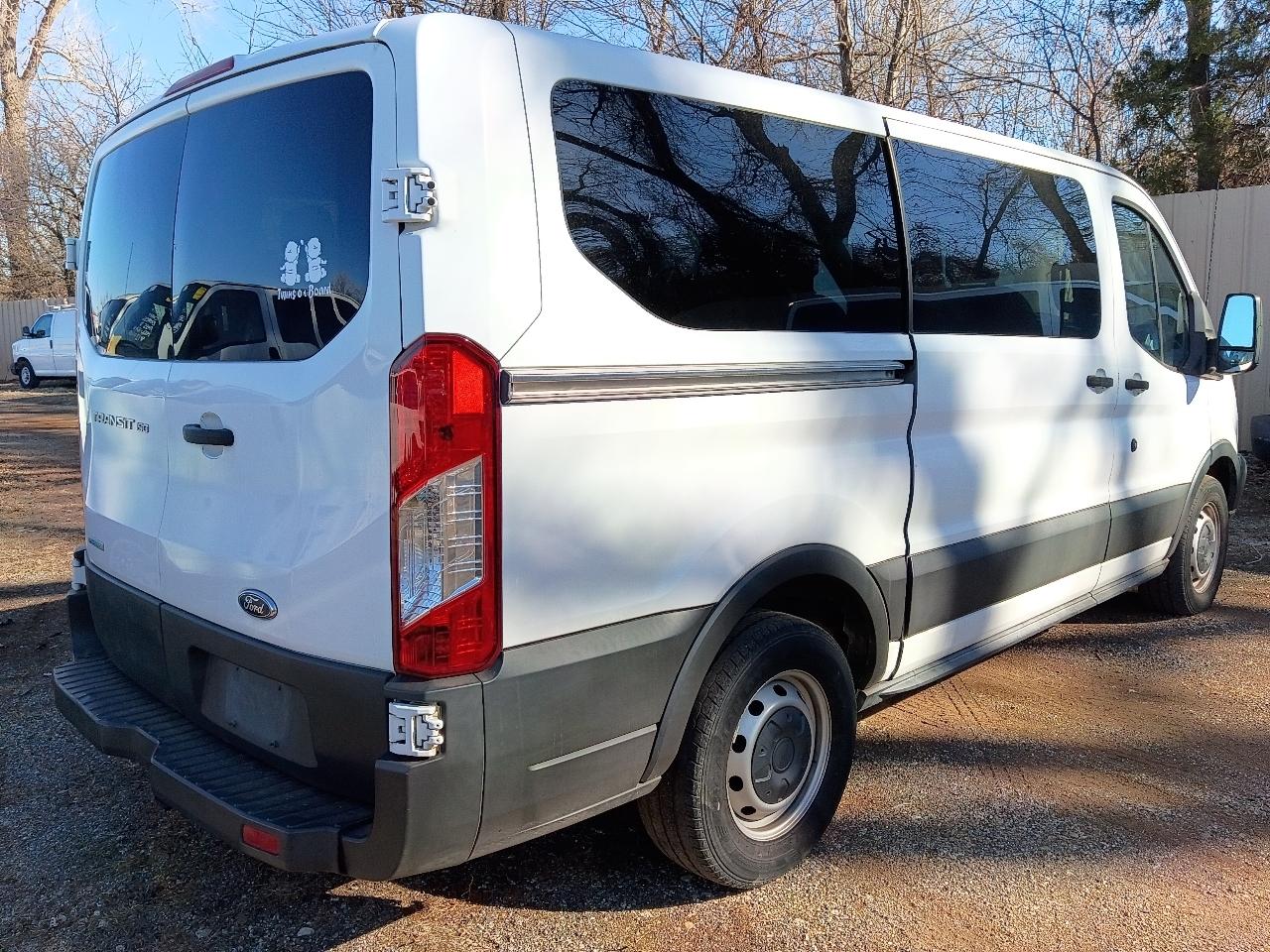 Ford Transit 150 Wagon Low Roof XL w/Sliding Pass. 130-in. WB 2015