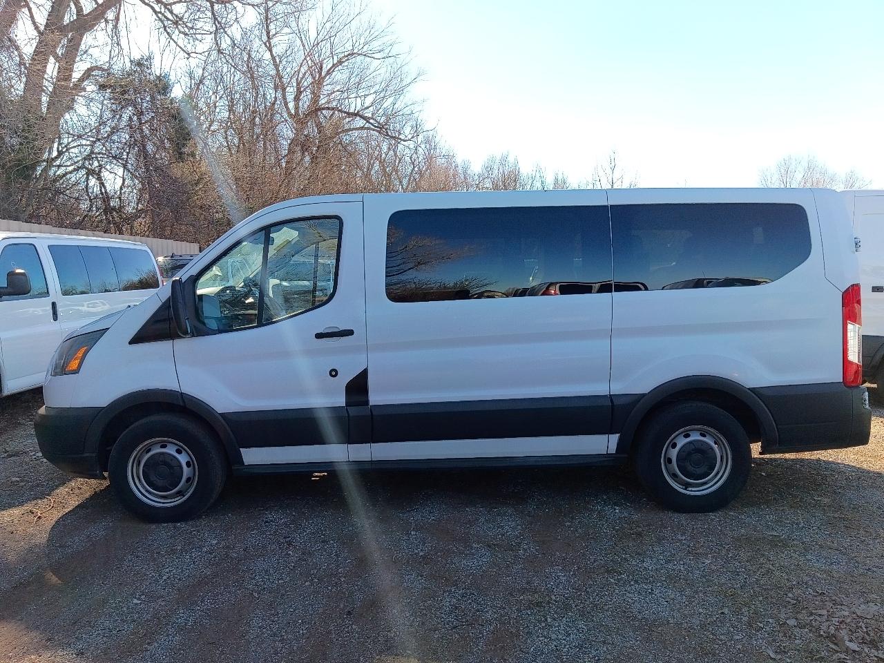 Ford Transit 150 Wagon Low Roof XL w/Sliding Pass. 130-in. WB 2015
