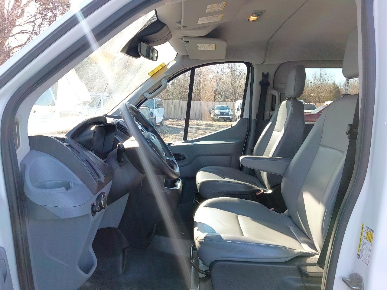 Ford Transit 150 Wagon Low Roof XL w/Sliding Pass. 130-in. WB 2015