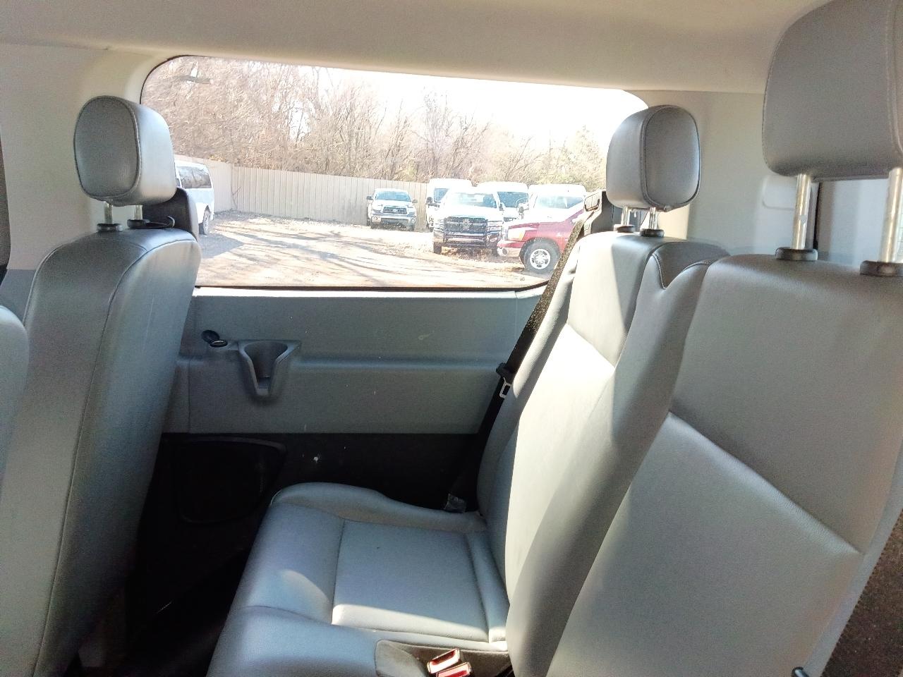 Ford Transit 150 Wagon Low Roof XL w/Sliding Pass. 130-in. WB 2015