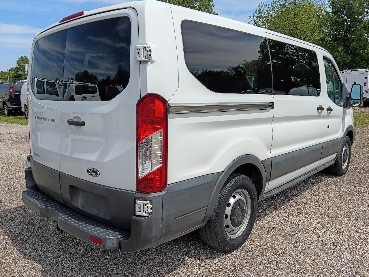 Ford Transit 150 Wagon Low Roof XL w/Sliding Pass. 130-in. WB 2015